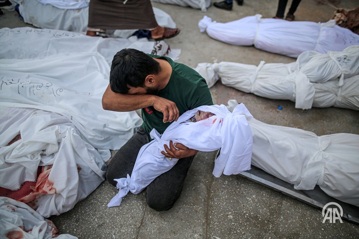 İsrail ordusu, gece boyunca Gazze Şeridi'nin çeşitli bölgelerine savaş uçakları ve topçu ateşiyle saldırılarına devam etti. Saldırılarda hayatını kaybedenlerin naaşları, toprağa verilmek üzere Deyr el-Belah kentindeki Aksa Hastanesi morgundan alındı.  
📸: Mustafa Hassona/AA