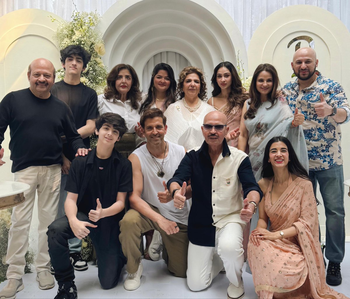 SAMTHEBESTEST_'s tweet image. Family lunch 😊
#HrithikRoshan #SabaAzad #RajeshRoshan #PashminaRoshan