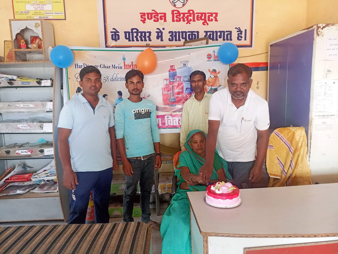 IoclAgraIDO's tweet photo. #HarrDinAapkiSewaMein Celebrating 58th Indane Day at Mainpuri under Agra B with a sweet promise to deliver LPG #All7DaysDelivery #IndaneDay @ChairmanIOCL @DirMktg_iocl @EDLPGIOCL @ioclupso2 https://t.co/BSe9GWhmqL