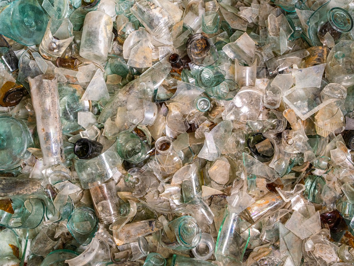 Eerder liet de gemeente ons weten dat er alleen bouwpuin zou liggen en niets dat gerelateerd is aan het ziekenhuis. 🙈 Wij denken daar anders over. Tot op de dag van vandaag ligt de bodem bezaaid met naalden en glasscherven bij het hondenstrandje... wees gewaarschuwd #Leiden. ⚠️