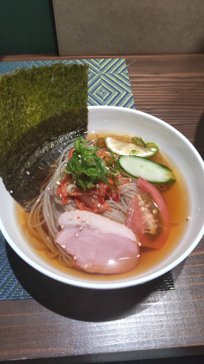 気になってたお店にランチを食べにいってきました！サラダ、温玉レアステーキユッケ丼、グリーンカレー、冷麺、このラインナップで1500円！！ユッケ丼は口に入れる度に毎回感動～😍ぜっっったいにまた来ます！！ #TAKETEN