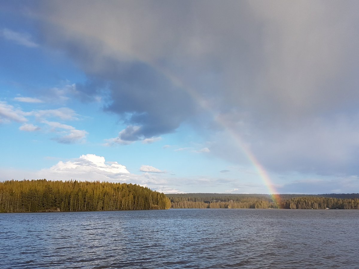 Water quality in boreal lakes can vary on short spatial scales. Our new paper in @STOTEN_journal shows how heterogeneous internal loading of #phosphorus may influence this. Let's take a closer look at #Hiidenvesi, pictured here on a stormy spring day in 2020. 1/6 @GeoHelsinkiUni