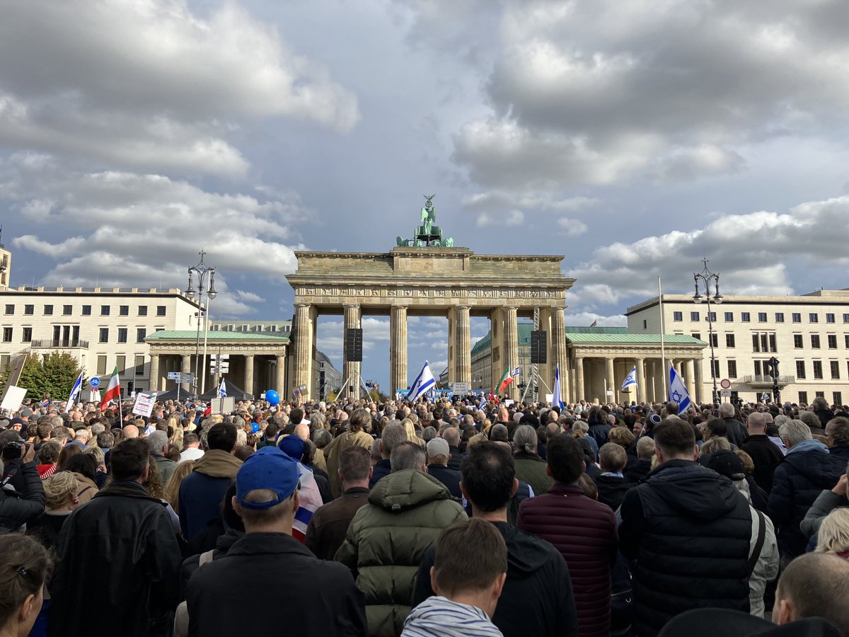 Tausende Menschen haben sich aktuell vor dem Brandenburger Tor versammelt, um den Terror der Hamas zu verurteilen und ihre Solidarität mit Israel auszudrücken. Es sprechen u.a. Bundespräsident Steinmeier, israel. Botschafter Prosor, RegBerlin Wegner.