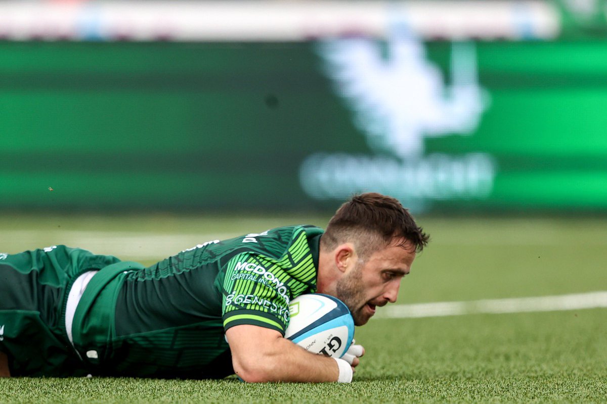 connachtrugby's tweet image. 𝐓𝐡𝐞 𝐁𝐥𝐚𝐝𝐞 𝐢𝐬 𝐨𝐧𝐥𝐲 𝐠𝐞𝐭𝐭𝐢𝐧𝐠 𝐬𝐡𝐚𝐫𝐩𝐞𝐫 🔪

Two hat-tricks last season

The @monivearfc man has already started the 2023/24 season in style with a hat-trick in Round 1 🟢🦅

#ConnachtRugby | 📸 @Inphosports