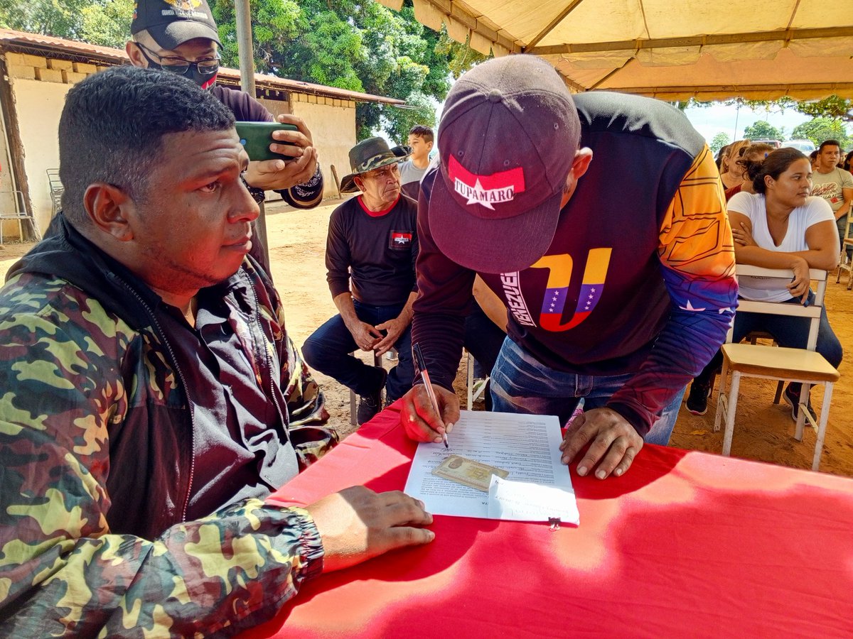 Con altura política nuestra militancia Rebelde en el Secretariado Regional Ampliado del Estado <a href="/Barinas_MRT/">Tw Oficial TUPAMARO BARINAS</a> se encuentra eligiendo su nueva Dirección Regional Operativa.

<a href="/NicolasMaduro/">Nicolás Maduro</a>
#Tupamaro19AñosDeRebeldía
#TupamaroApoyandoANicolás