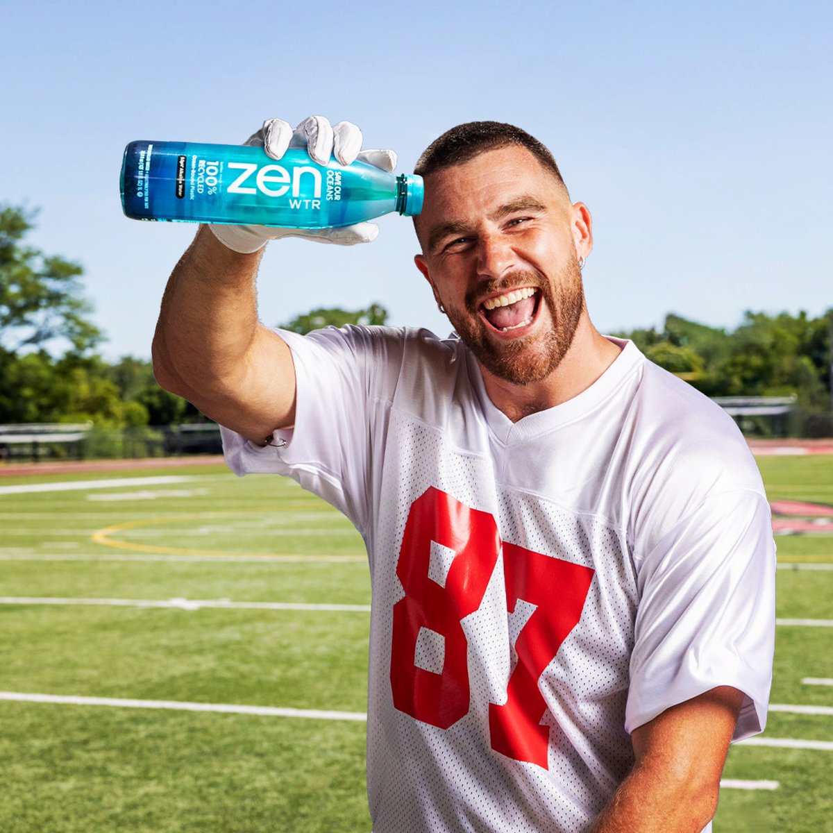 GAME DAY READY with @tkelce 
ZenWTR is ultra-pure vapor distilled alkaline water helping you perform (and hydrate) at your best.

Cheers @drinkzenwtr!!

#drinkzenwtr #alkalinewater
#oceanboundplastic #traviskelce
#killatrav