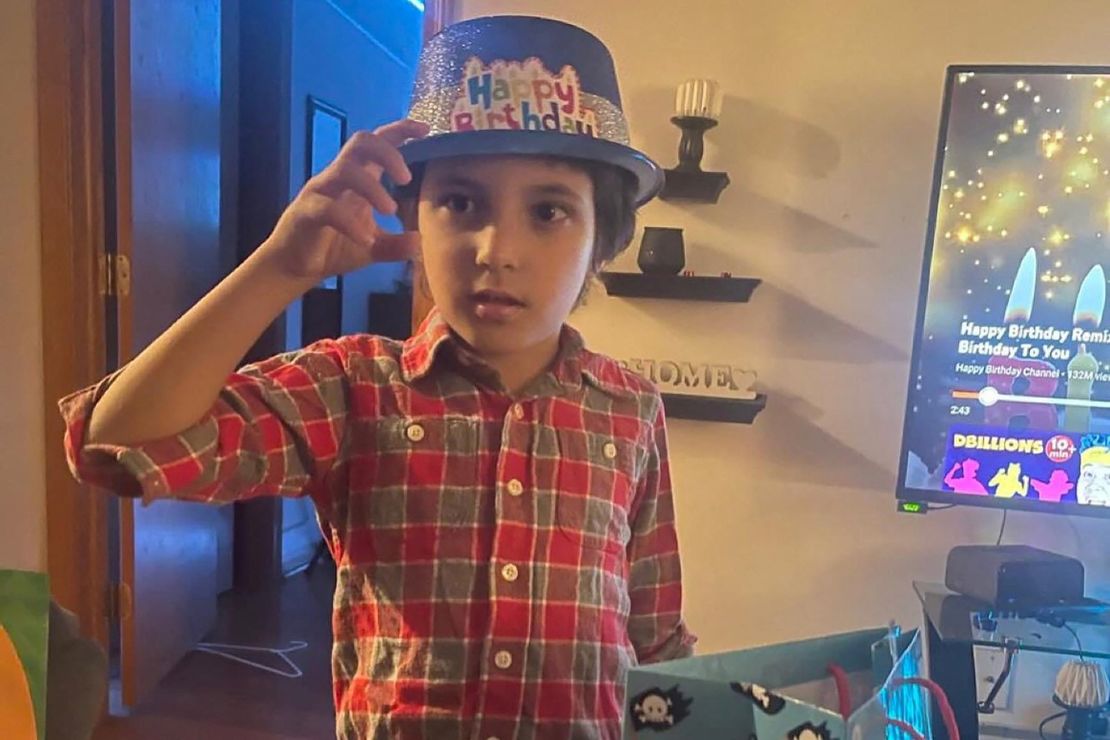 Rafael_Narbona's tweet photo. NO A LA DESHUMANIZACIÓN DE JUDÍOS Y PALESTINOS

Hace poco tiempo, Wadea Al-Fayoume, un niño palestino-estadounidense de seis años, fue asesinado a puñaladas en Illinois por ser musulmán. Samantha Woll, una mujer de 40 años que presidía la sinagoga de Detroit, ha corrido la misma suerte y todo indica que ha sufrido un ataque racista. La horrible masacre cometida por Hamás en la frontera de Gaza y la inhumana respuesta del gobierno ultraderechista de Netanyahu está avivando la islamofobia y el antisemitismo. El ministro de Defensa, Yoav Gallant, ha contribuido a crear este clima de odio al calificar a los palestinos de “bestias humanas” y asegurar que se “las tratarían en consecuencia". El odio secular a los judíos también ha favorecido la violencia contra una comunidad brutalmente maltratada por la historia. 

El pueblo judío no es el gobierno racista y autoritario de Netanyahu, cuestionado por muchos israelíes. El pueblo palestino no es Hamás, que en varias ocasiones ha reprimido violentamente las protestas de sus compatriotas por el alto coste de la vida y la escasez de trabajo. Hamás logró una mayoría absoluta en las elecciones de 2006 gracias a la corrupción de su rival Al Fatah y a la red que creó para prestar atención sanitaria, educativa y social a los habitantes de Gaza, pero desde entonces ha utilizado la tortura y las ejecuciones extrajudiciales para mantenerse en el poder. Judíos y palestinos merecen el mismo respeto y no pueden ser responsabilizados colectivamente por las políticas de sus gobiernos.

En Israel, hay voces que protestan contra la política de ocupación y que se manifiestan para pedir el cese de la violencia contra los palestinos. Organizaciones pacifistas israelíes como B'Tselem, Peace Now o Breaking the Silence han condenado tanto los ataques contra civiles perpetrados por Hamás como la ofensiva militar del gobierno israelí. “Los ministros del Gobierno israelí piden matar, destruir, aplastar e incluso matar de hambre a los habitantes de Gaza y se olvidan que esa era ya la política israelí", ha declarado B'Tselem. 

En el ámbito palestino, la ocupación y la brutal represión israelí ha impedido que prosperaran los planteamientos pacifistas, pero la aldea cooperativa Neve Shalom (Oásis de paz), también conocida como Wāħat as-Salām, ha demostrado que judíos y palestinos pueden convivir pacíficamente. La aldea se encuentra a medio camino entre Tel Aviv y Jerusalén y en 2021 tenía una población de 356 habitantes. Con una escuela donde se estudia en hebreo y árabe, Neve Shalom solo es una gota en un mar de odio, pero su espíritu de diálogo y comprensión es un signo de esperanza. 

La paz nunca se impondrá si no se deja de deshumanizar al adversario. La ética nace de la voluntad de comprender al otro para poder convivir con él. Sin ese propósito, solo cabe esperar asesinatos como el de Wadea Al-Fayoume y Samantha Woll, dos vidas absurdamente destruidas por el fanatismo, el odio y la estupidez.

Rafael Narbona