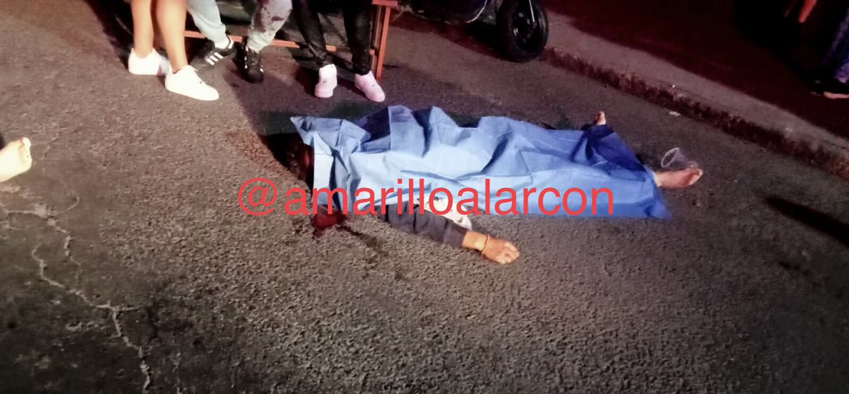 amarilloalarcon's tweet photo. Los dos varones murieron baleados y la mujer falleció por atropellamiento. El responsable huyó en un Vento y lo abandonó en la zona; en otro auto blanco escaparon los homicidas
Hechos ocurridos en Av. Juárez #113B colonia San Lucas Patoni mpio. de #Tlalnepantla https://t.co/aIp3lf8kjW