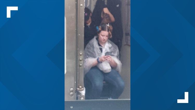 This viral photo of a Taco Bell manager giving a coworker a haircut in Kokomo prompted an investigation from the health department.

The worker who took the photo and uploaded it to social media was fired by her managers.

Read more: wthr.com/article/news/l…