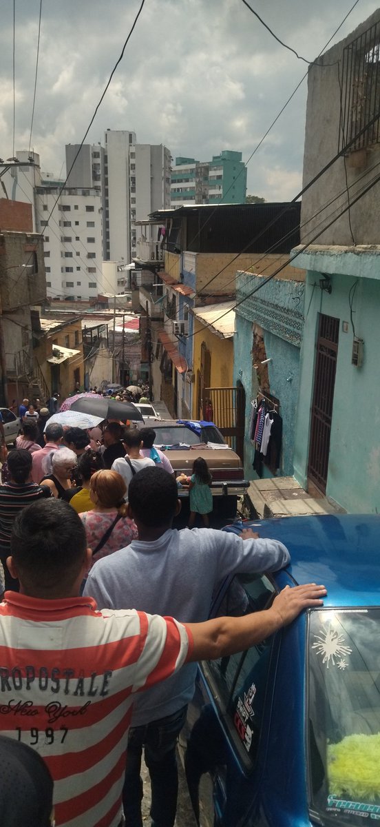 #Primarias2023 a esta hora son dos calles las que están abarrotadas de personas en el centro de votación Estacionamiento de Martín Medina ubicado en El Guarataro, Caracas.
