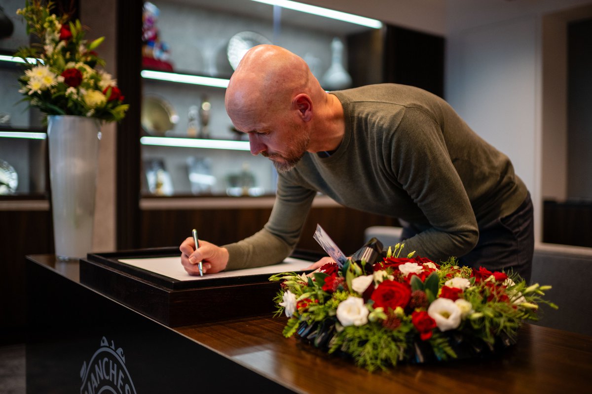 ManUtd's tweet photo. ♾️❤️

In loving memory of Sir Bobby: then, now and always. https://t.co/cgEjT8h1VK