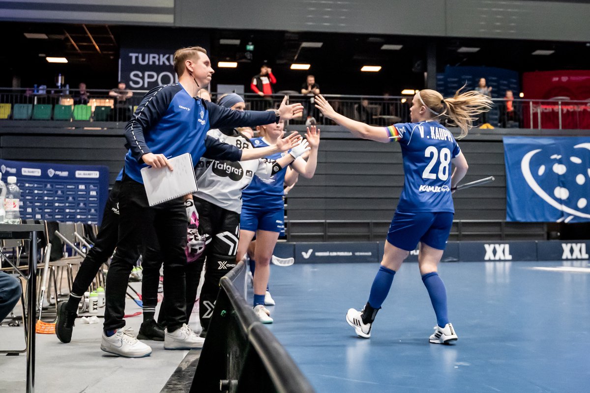 Miisa Turunen liekehti Ruotsia vastaan – Salibandynaisille EFT-voitto 🥇🇫🇮

Otteluraportti 👉 shorturl.at/mBW36 #salibandy #eftturku #suomi
