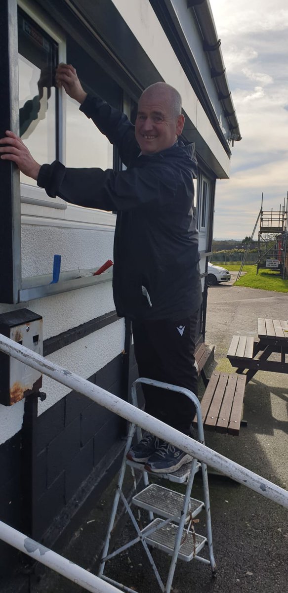 ACFC1916's tweet photo. A true #CollsMon 🏁
Francis' Saturday started at 10AM. Window cleaning, ball boy and steward- there are no limits to the work he'll do for the Club!
Where would we be without our fantastic volunteers?
#PrideOfAtherton ⬛⬜ https://t.co/f34u1uokNP