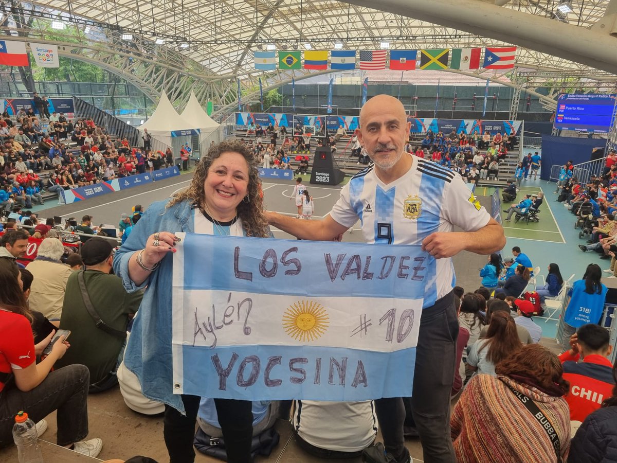 ¡Aylín tiene barra propia! 

Se viene la segunda presentación de la Selección 🇦🇷 #Argentina de 🏀 #Básquet 3x3, frente a 🇧🇷 #Brasil y la familia Valdéz le hace el aguante a su hija y a la Celeste y Blanca

#CórdobaEnSantiago 🇨🇱 
#OrgulloCordobés
#Panamericanos