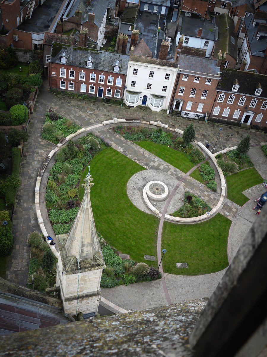 emmabphotos's tweet photo. Hello from up here! 👋 Loved the tower tour, had a very good time. The history was so interesting! College Green 📍

#gloucestercathedral #gloucester #view #towertour #visitgloucester #discovergloucester #history #city #gloucestershire #photooftheday #photography https://t.co/GNWMaYn6tT