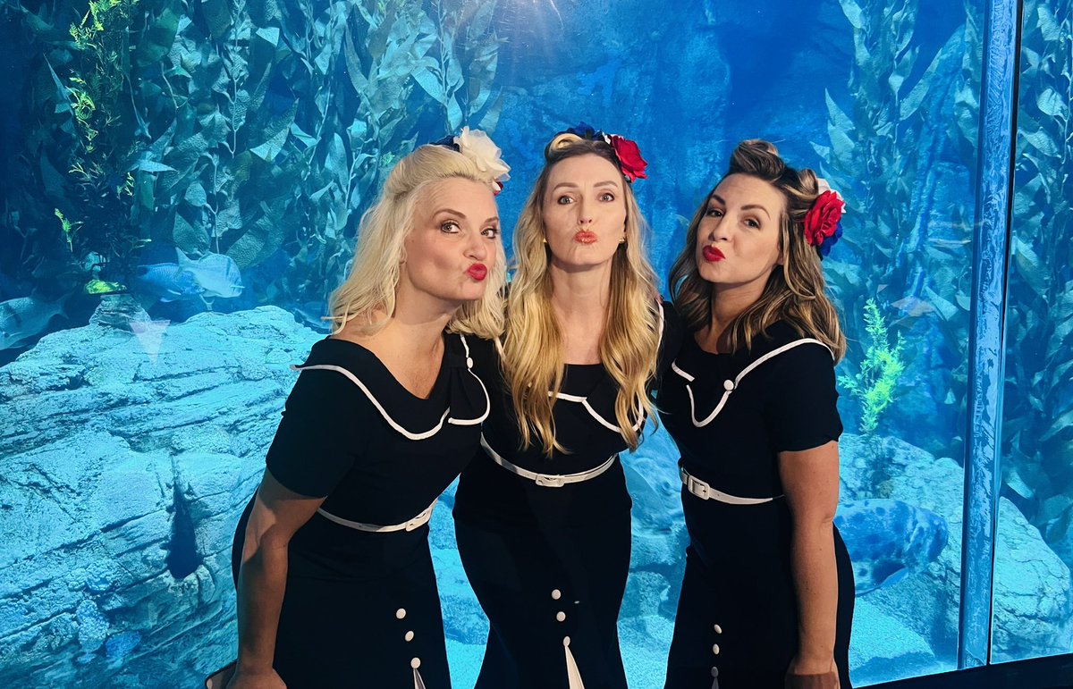 Fishy face <a href="/AquariumPacific/">Aquarium of the Pacific</a> with Wartime Radio Revue! #livemusic
