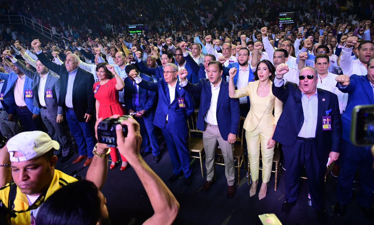 AlbertoTejeda_'s tweet photo. 🎉 Emocionante momento, en el acto de proclamación del próximo presidente @AbelMartinezD, celebramos el compromiso con un futuro mejor para nuestro país.

Juntos, trabajaremos para construir una nación más fuerte, justa y próspera. 
🇩🇴🙌 

#AbelPresidente 
#PLDConAbel https://t.co/3hAGH55TbW