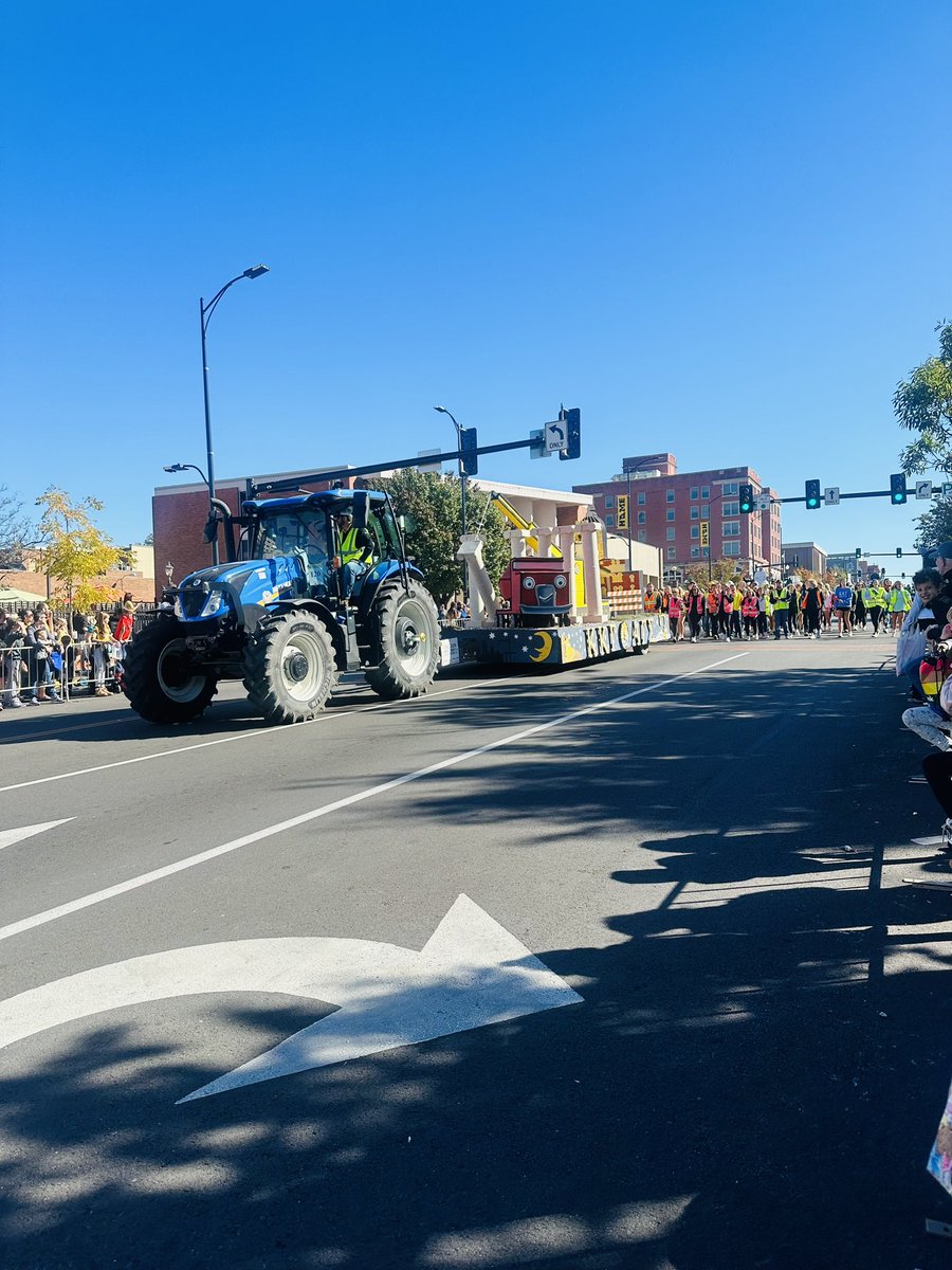 A_MinearAHL's tweet image. I hope everyone had a fantastic homecoming weekend! Everything from house decks in Greektown to the parade to the game. When they say #FirstandFinest they meant it! #MIZ