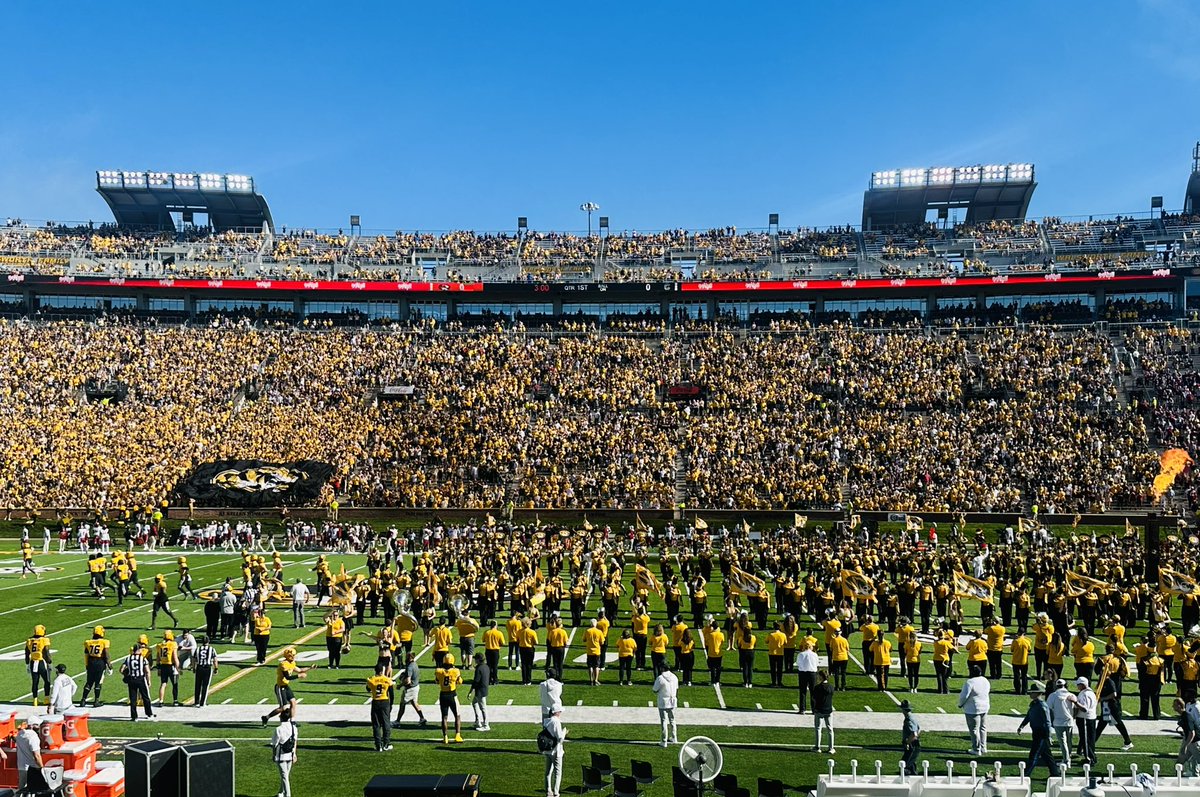 A_MinearAHL's tweet image. I hope everyone had a fantastic homecoming weekend! Everything from house decks in Greektown to the parade to the game. When they say #FirstandFinest they meant it! #MIZ