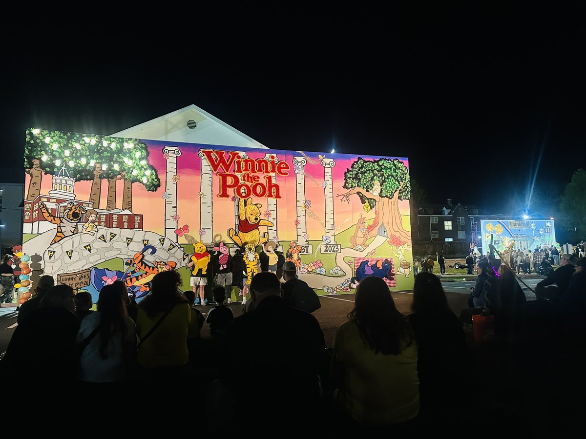 A_MinearAHL's tweet image. I hope everyone had a fantastic homecoming weekend! Everything from house decks in Greektown to the parade to the game. When they say #FirstandFinest they meant it! #MIZ