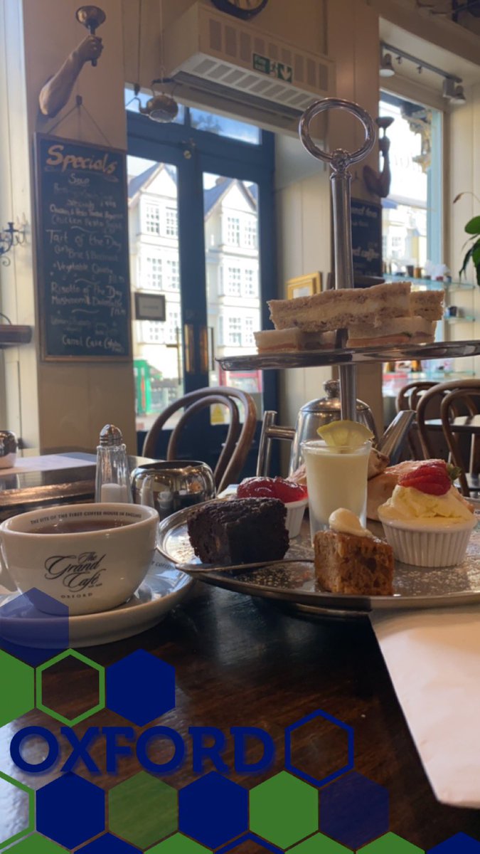 اول مقهى في انجلترا 🇬🇧🏴󠁧󠁢󠁥󠁮󠁧󠁿افتتحه الدمشقي اليهودي يعقوب Jacop عام ١٦٥٠ اسمه ذا قراند كافي The grand cafe موقعه في شارع high st مدينة اكسفورد 
يشتهر المقهى بالانقليش كيك والافترنوون تي