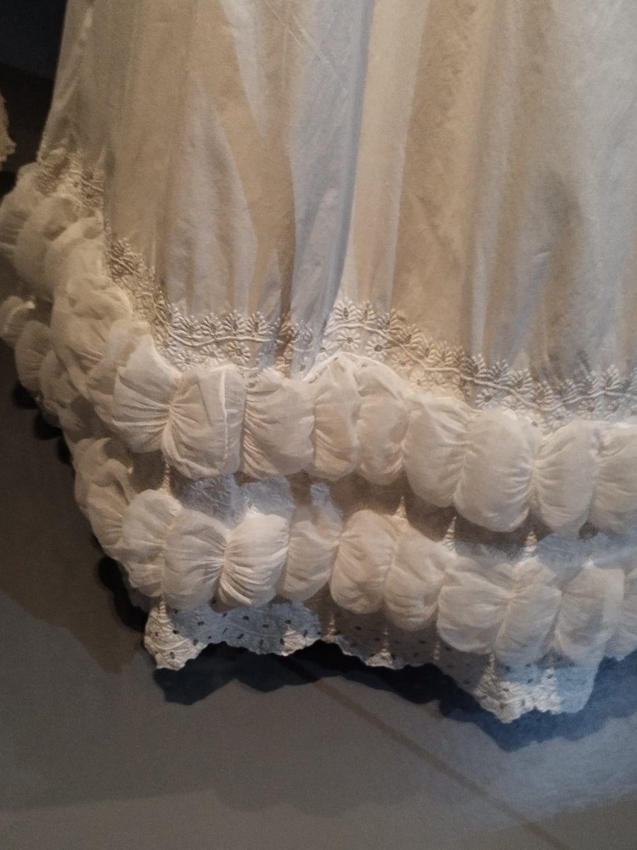 sitiojaneausten's tweet photo. Mr Tilney de #NorthangerAbbey ;) Para los que están en París o van a estar hasta el 2025, no hay que perdérselo (https://t.co/DLLfG4FR7j) #Moda #Fashion #Museline #DeEpoca #NotodoesJaneAustenperocasi #NorthangerAbbey #Regency #XIXmode https://t.co/KbrKUkWfAC