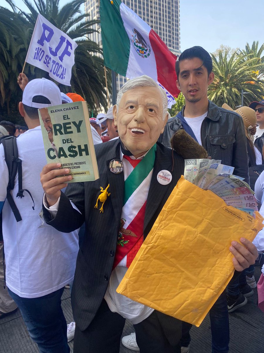 Pajaropolitico's tweet photo. 👉🏼#Ahora | Al grito de: “No son privilegios, son nuestros derechos” trabajadores del Poder Judicial marchan para protestar por la extinción fideicomisos. Parten del Monumento a la Revolución y caminan por Avenida Juárez. 

📸: @HERMIRANDA https://t.co/n7Pglattv6