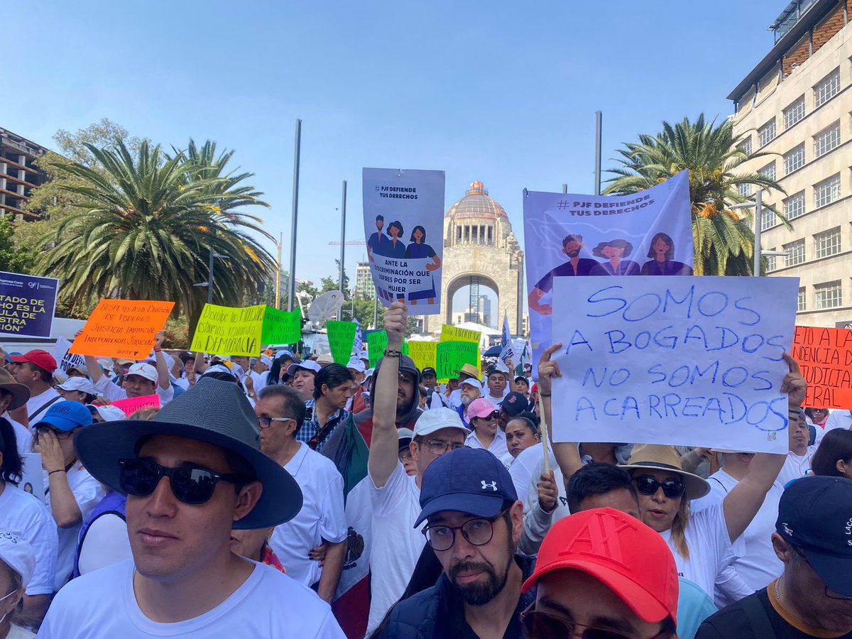 Pajaropolitico's tweet photo. 👉🏼#Ahora | Al grito de: “No son privilegios, son nuestros derechos” trabajadores del Poder Judicial marchan para protestar por la extinción fideicomisos. Parten del Monumento a la Revolución y caminan por Avenida Juárez. 

📸: @HERMIRANDA https://t.co/n7Pglattv6