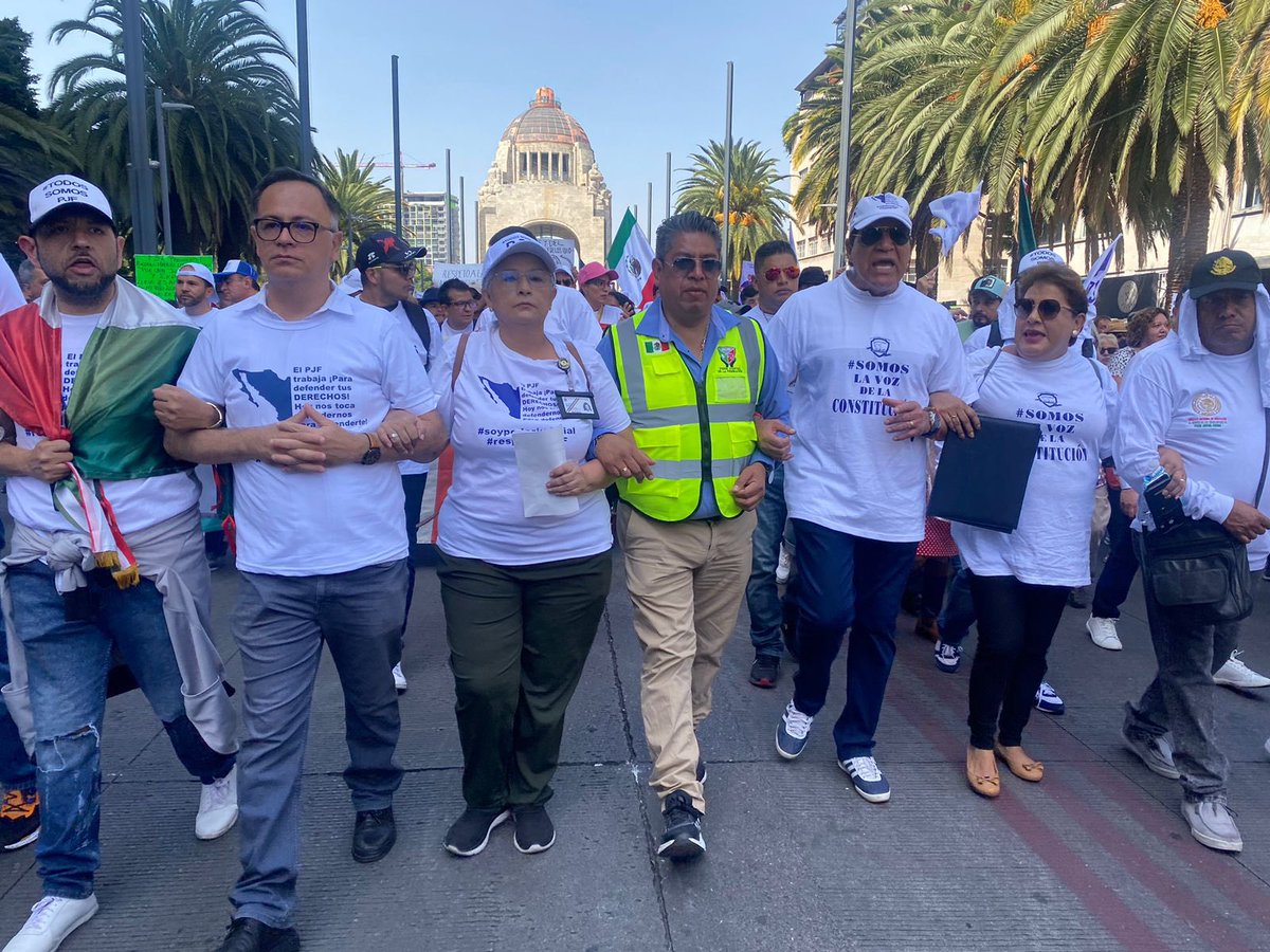Pajaropolitico's tweet photo. 👉🏼#Ahora | Al grito de: “No son privilegios, son nuestros derechos” trabajadores del Poder Judicial marchan para protestar por la extinción fideicomisos. Parten del Monumento a la Revolución y caminan por Avenida Juárez. 

📸: @HERMIRANDA https://t.co/n7Pglattv6
