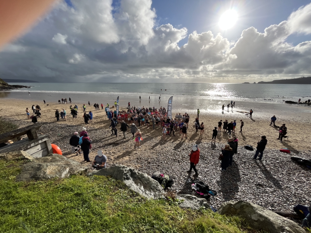 RCSaundersfoot's tweet photo. What a great morning, supporting the @2wishcharity with their #elephantdip at #CoppetHall
#CommunityChampions 
@Rotary1150  @RotaryWestWales https://t.co/KraKoEt7bC