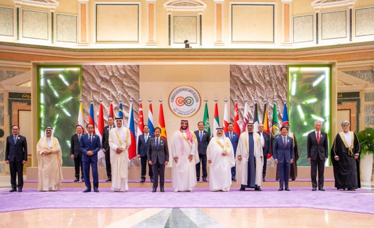 TurkiFRasheed's tweet photo. الآن ليست إسرائيل هي من تقود الحرب، إسرائيل منهارة حرفيًا وكل مواطن بها يعيد حساباته من جديد، بعدما رأى بعينيه ذبح أقرانه وتهاوي أسطورة جيشه الأقوى في المنطقة، هذا فضلاً عن الشلل الاقتصادي الكامل للكيان والخسائر ا��يومية بما يقارب نصف مليار دولار واقتر��ب الكيان من تخفيض تصنيفه لأول مرة منذ نشأته، هذا غير تراجع عملته وانهيار بورصته بخسارة 20 مليار دولار في اقل من أسبوع، ومواطنوها يفرون منها إلى أوروبا وأغلب شركات الطيران العالمية تعلق رحلاتها إليها، ومرفأ عسقلان بات خارج الخدمة وتوقفت منشآت النفط فيه، ولك أن تتخيل معنى استدعاء أكثر من 300 ألف من الاحتياط الذين هم القوة المنتجة لدولة إسرائيل، لذا فمن يتولى زمام الأمور ويخشى على فقدان زرعه الذي يزرعه منذ أكثر من سبعين عامًا لحماية مصالحه في المنطقة هي أمريكا والغرب، فأمريكا الآن هي من تقود الحرب على غزة وبالتالي أمريكا ليست حليفًا للعدو الاسرائيلي، أمريكا هي الخصم والعدو المباشر الذي يحارب الفلسطينيين، صدقوني فلسطين محتلة من الغرب وما إسرائيل إلا واجهة، لو لم تكن هي لكان غيرها، وما ردود الفعل شديدة العنف والم��الغ فيها والجنون الهستيري الذي انتاب الغرب مما حدث في 7 أكتوبر وما زال إلى الآن إلا تأكيد على ذلك وتوصيف لتعرض مصالحهم لخطر داهم غير متوقع فاجأهم.
 هذا الكلام وما سبقه من تغريدات هدفه أن نفهم حقيقة الصراع بالمنطقة، وأن أكثر ما تخشاه أمريكا والغرب من ورائها هو انهيار الصورة الكبرى التي رسخوها في أذهاننا لعشرات السنوات عبر إعلامهم وبعض الإعلام العربي المتأمرك والتفكير العربي الحالي أن التحرر من هذه الهيمنة الغربية ممكن وليس محالاً كما يصرون على غرسه فينا، والآن القضية الفلسطينية تُبعث من جديد رغم كل الآلام والتضحيات الجسام لأهل فلسطين وقد أصبحت الشغل الشاغل للعالم بأجمعه وبدأت الأجيال الجديدة تعلم ماهية الصراع لأول مرة وأنه من قلب الحرب قد ينبعث السلام.
 لقد خالفت المملكة الكثير من الرغبات الأمريكية مؤخراً وبالطبع ليس من أجل المخالفة أو المناطحة فالمملكة أكبر وأحكم من ذلك، ولكن لأن مصالحها ومصالح الأغلبية من الدول أملت عليها ذلك فحازت احترام الكثيرين وباتت صورتها وسمعتها أعظم وجاءها سيد البيت الأبيض متلطفاً بعد سابق تهديد ووعيد، فالعالم في النهاية وبعيداً عن كل الشعارات الرنانة التي طالما يتغنى بها لا يحترم إلا الأقوياء.