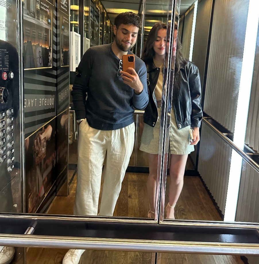 "Toda arrumada com você"

📸 Anneliese Judge via Instagram.