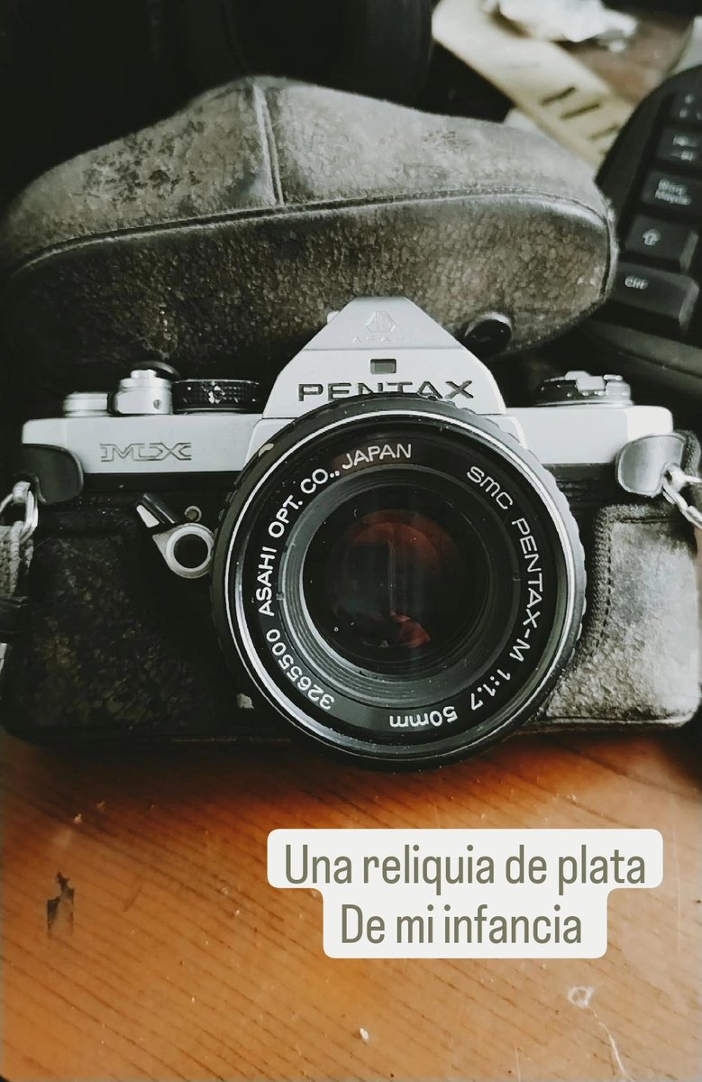 Edy_Mozo's tweet image. 📷✨ Mi tarea de hoy en la #MITEC: Compartir mi objeto evocativo en Padlet después de leer inspiradores textos. Elegí la cámara de rollo Pentax 📸 que me recuerda la pasión de mi padre. ¡Capturando recuerdos y dejando huellas en la educación! 📚💫 #Educación #Pasión #Recuerdos