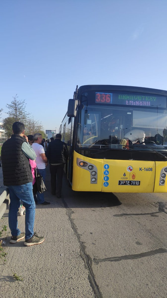 Ekrem İmamoğlu’nun yönetimdeki İstanbullunun değişmeyen kaderi: İETT otobüsü yolda kaldı Eminönü-Arnavutköy seferini gerçekleşiren 336 numaralı İETT otobüsü arızalandı, Bayrampaşa istikametinde yolda kaldı. Arızalanan otobüsteki yolcular otobüsten inerek yol kenarında bekledi