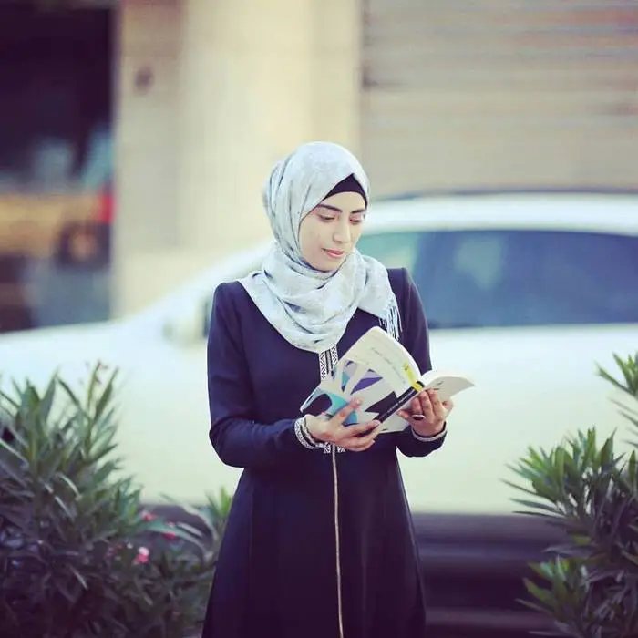 Una de las poetas y novelistas feministas de Gaza más talentosas, Heba Abu Nada, era la autora de la novela "El oxígeno no es para los muertos". Ayer 21 de octubre escribió:
"Si morimos, sepan que estamos satisfechos y firmes, y digan al mundo, en nuestro nombre, que somos