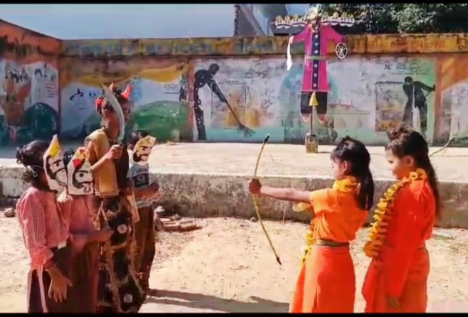 BeoDeoband's tweet photo. प्राथमिक विद्यालय दीवालहेड़ी , ब्लॉक देवबंद में दशहरा एवं नवरात्रि पर्व के अवसर पर छात्र -छात्राओं द्वारा की गई विभिन्न गतिविधियाँ
@CMOfficeUP  @SaharanpurDm @SaharanpurCdo @DeobandSdm @BSA_SAHARANPUR https://t.co/NWi63EOVZR