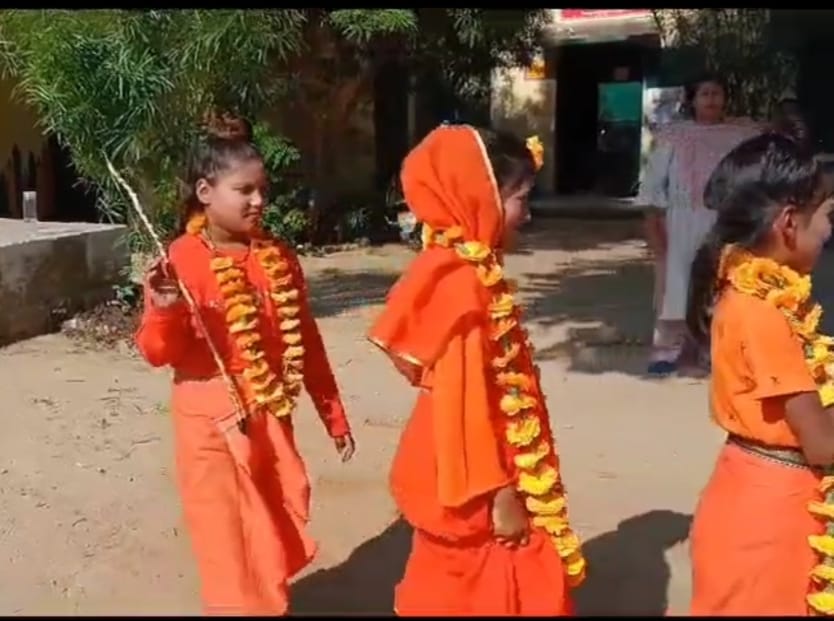 BeoDeoband's tweet photo. प्राथमिक विद्यालय दीवालहेड़ी , ब्लॉक देवबंद में दशहरा एवं नवरात्रि पर्व के अवसर पर छात्र -छात्राओं द्वारा की गई विभिन्न गतिविधियाँ
@CMOfficeUP  @SaharanpurDm @SaharanpurCdo @DeobandSdm @BSA_SAHARANPUR https://t.co/NWi63EOVZR