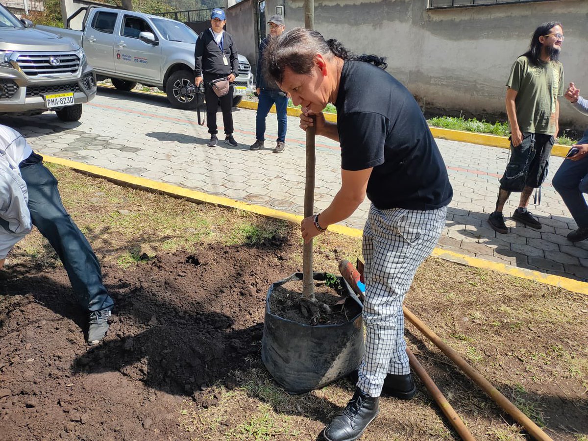culturaquito's tweet image. 🧹 #DoMinga | Trabajamos en la recuperación del parque Los Alamos parroquia de Conocoto, a través de la limpieza, pintura y recolección de basura gracias a la participación ciudadana y funcionarios municipales.
¡Juntos cuidamos nuestros parques!🙌🏻

#QuitoRenace