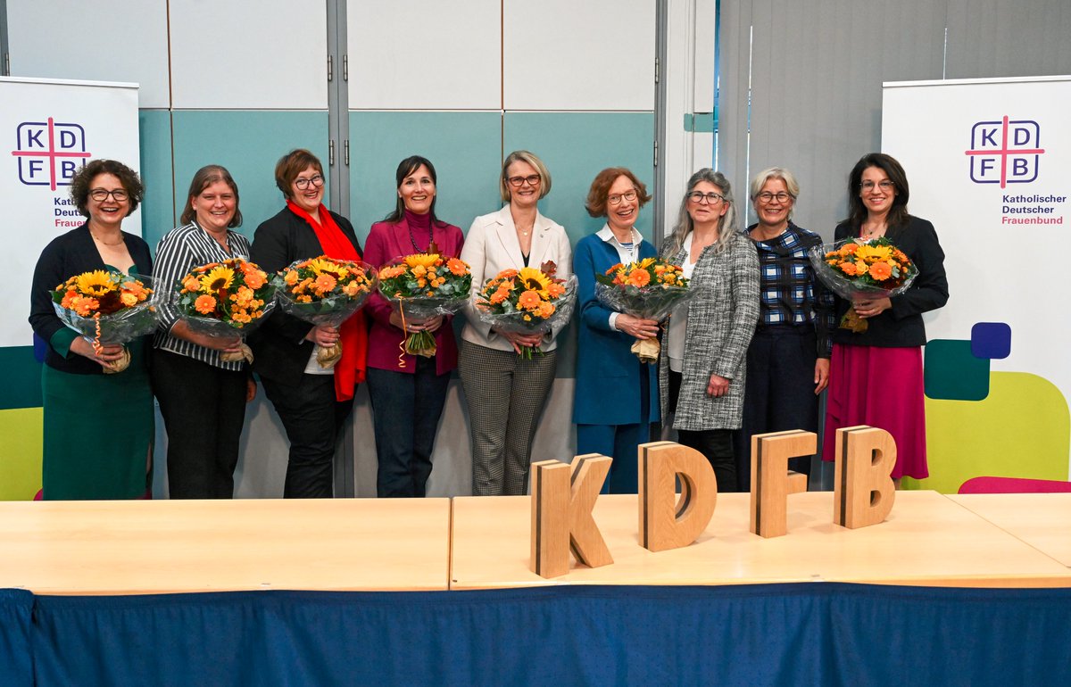 Herzlichen Glückwunsch an den neuen #KDFB-Bundesvorstand! 💐👏🤩

#Frauenbund #Demokratie #Engagement