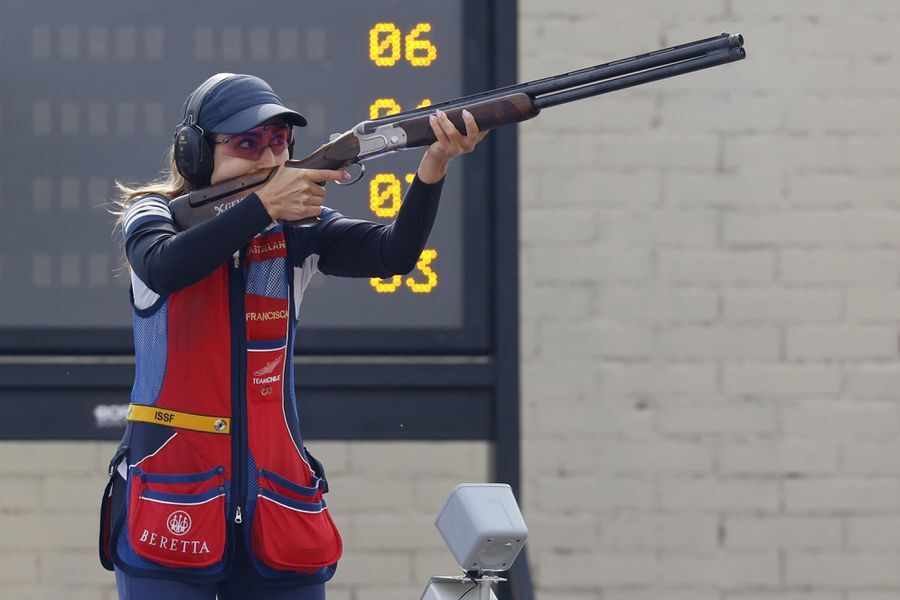latercera's tweet photo. 🥇🔴🇨🇱Impecable presentación: Francisca Crovetto gana en el Tiro Skeet y alcanza el primer oro para Chile https://t.co/kmFzKKY1lo https://t.co/UNujtoKvl5