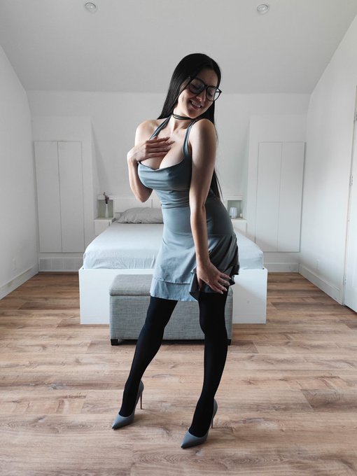 #greydress #tights #pumps https://t.co/NA8gbeBfyB<a href="/tag/greydress"class="tags">#greydress</a><a href="/tag/tights"class="tags">#tights</a><a href="/tag/pumps"class="tags">#pumps</a>