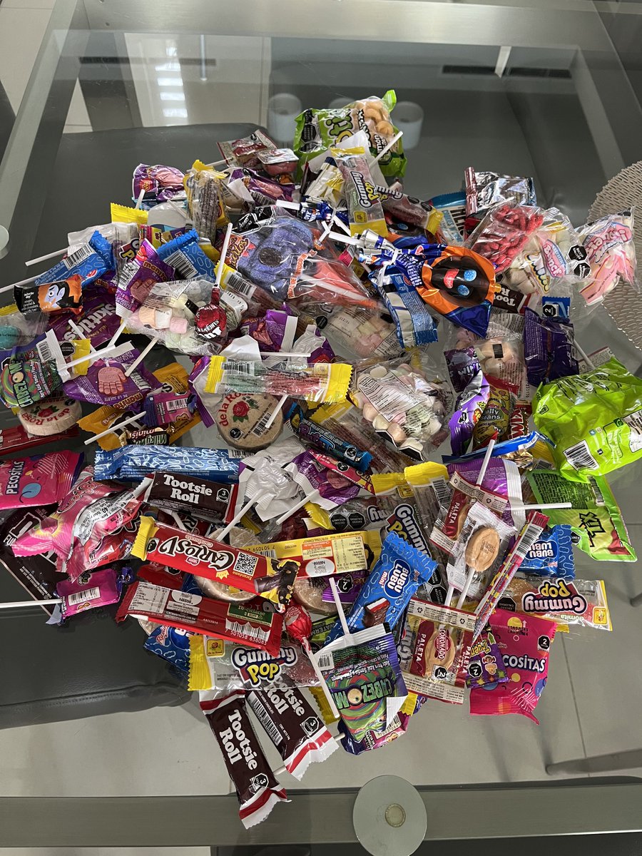 ms_anacris's tweet photo. No es que los papás odiemos los dulces, es que es una EXAGERACIÓN la cantidad que reciben en esta temporada. Y eso que aún no es Halloween. https://t.co/Pu4HWmwBAH