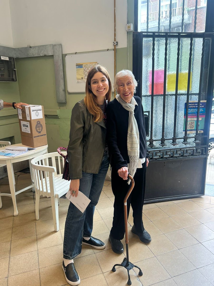 Estoy en llanto. Es emocionante. Las escuelas estallan de “viejos meados”. Qué país nos diste, Barba, qué país. Ser Argentino es vivir con el corazón en la boca y la emoción en la piel. ¡Y todavía quedan cuatro horas!