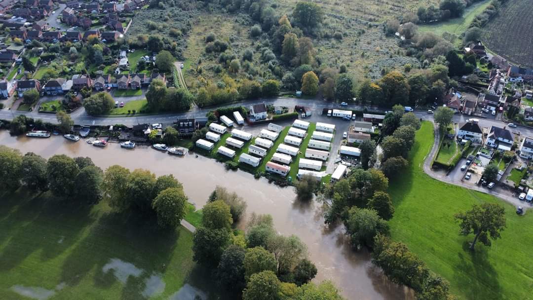 JohnGar33's tweet photo. River Avon today @bbcmtd @DaveThroup @EveshamCops https://t.co/TLLzN2zsIL