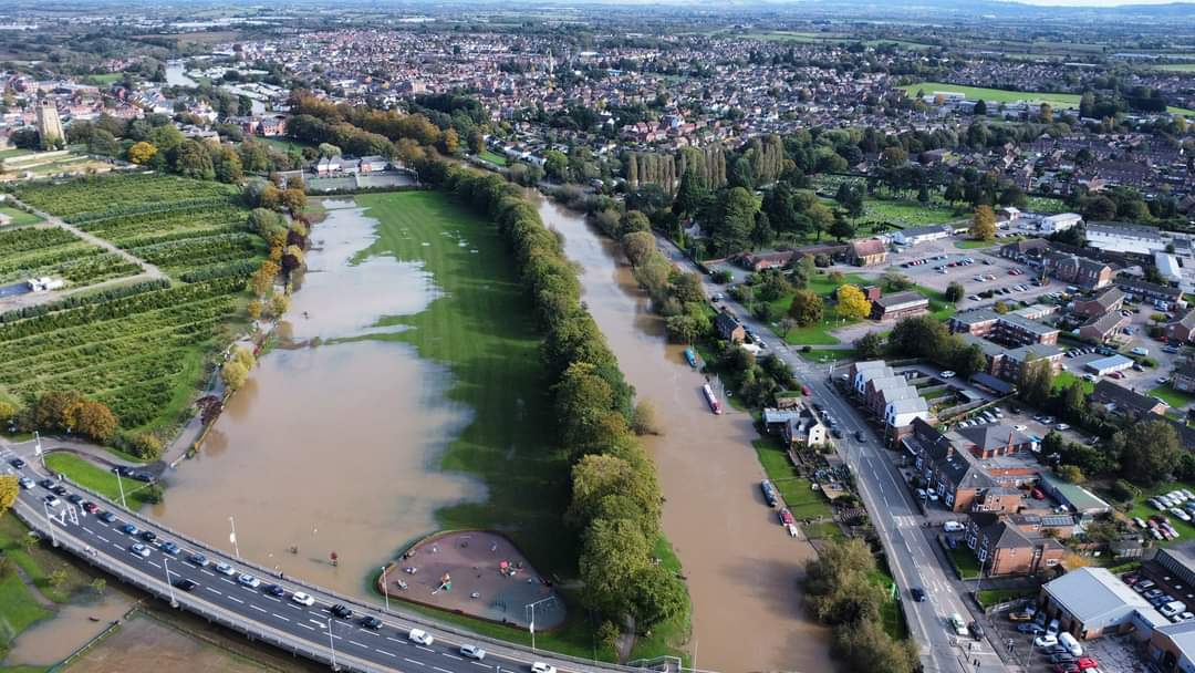JohnGar33's tweet photo. River Avon today @bbcmtd @DaveThroup @EveshamCops https://t.co/TLLzN2zsIL