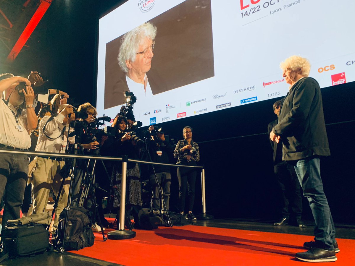 🎥 Le réalisateur Jean-Jacques Annaud fait son entrée pour la Séance de Clôture de #Lumière2023 qui met à l'honneur son polar médiéval, Le Nom de la rose !