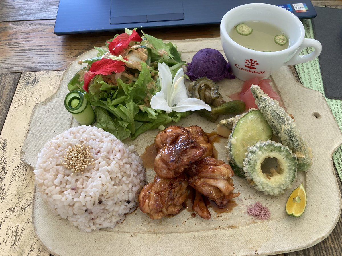 ok_ritchy's tweet photo. AgriParkでLunch😋
お花のサラダ香りがよくて美味しい🥗 https://t.co/YMJsJ5we2a
