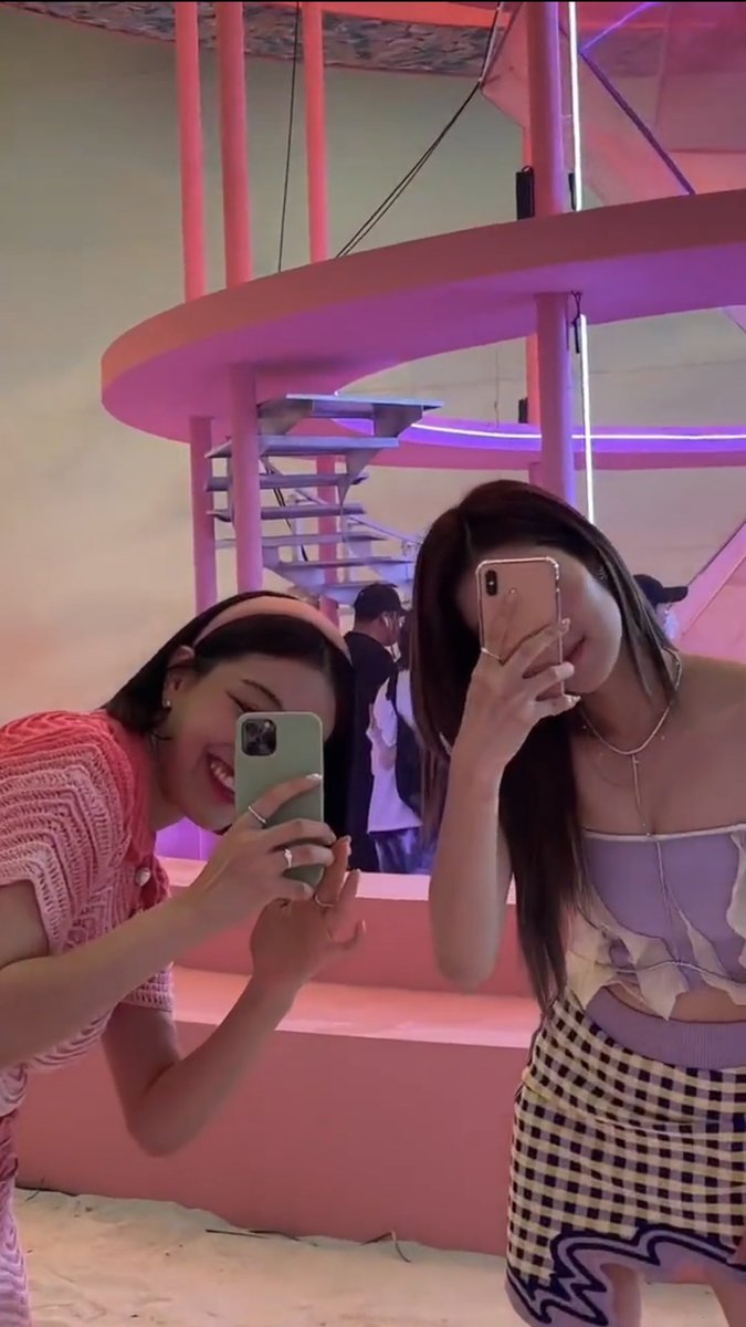 chaengshortie's tweet photo. so when was this? 😲 
#TWICE https://t.co/amhBznPhtQ