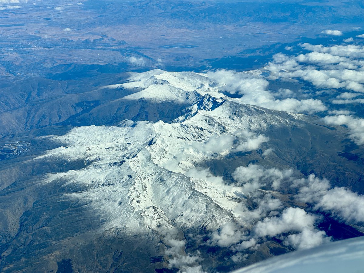 juandsg's tweet photo. Primeras nieves en #SierraNevada. Ayer lo sobrevolamos, de vuelta de #Lanzarote a #Barcelona #A321 @controladores @vueling https://t.co/MUcy8B803n