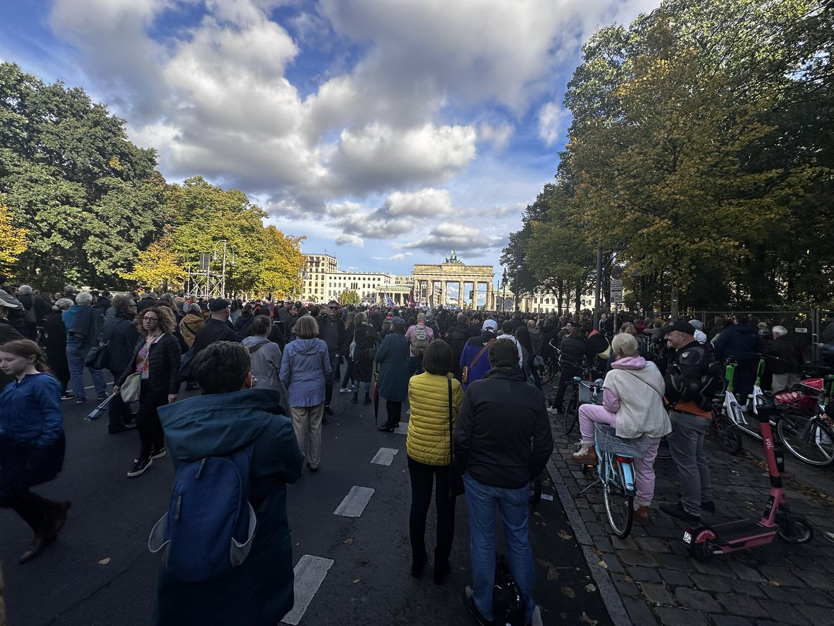 #b2210 sehr voll mit mehr als 20.000 Menschen am
Brandenburger Tor. Stand with Israel. Stand with the civil population of Gaza!